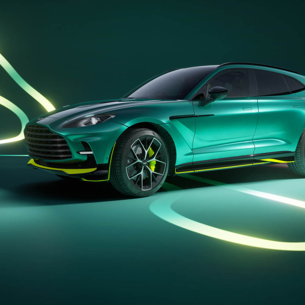 Зеленый автомобиль Aston Martin DBX707 AMR24 Edition