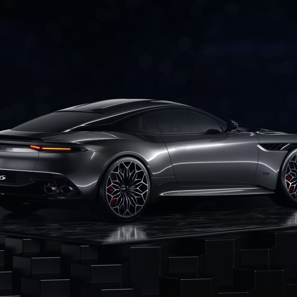 Вид сзади на автомобиль Aston Martin DBS Superleggera