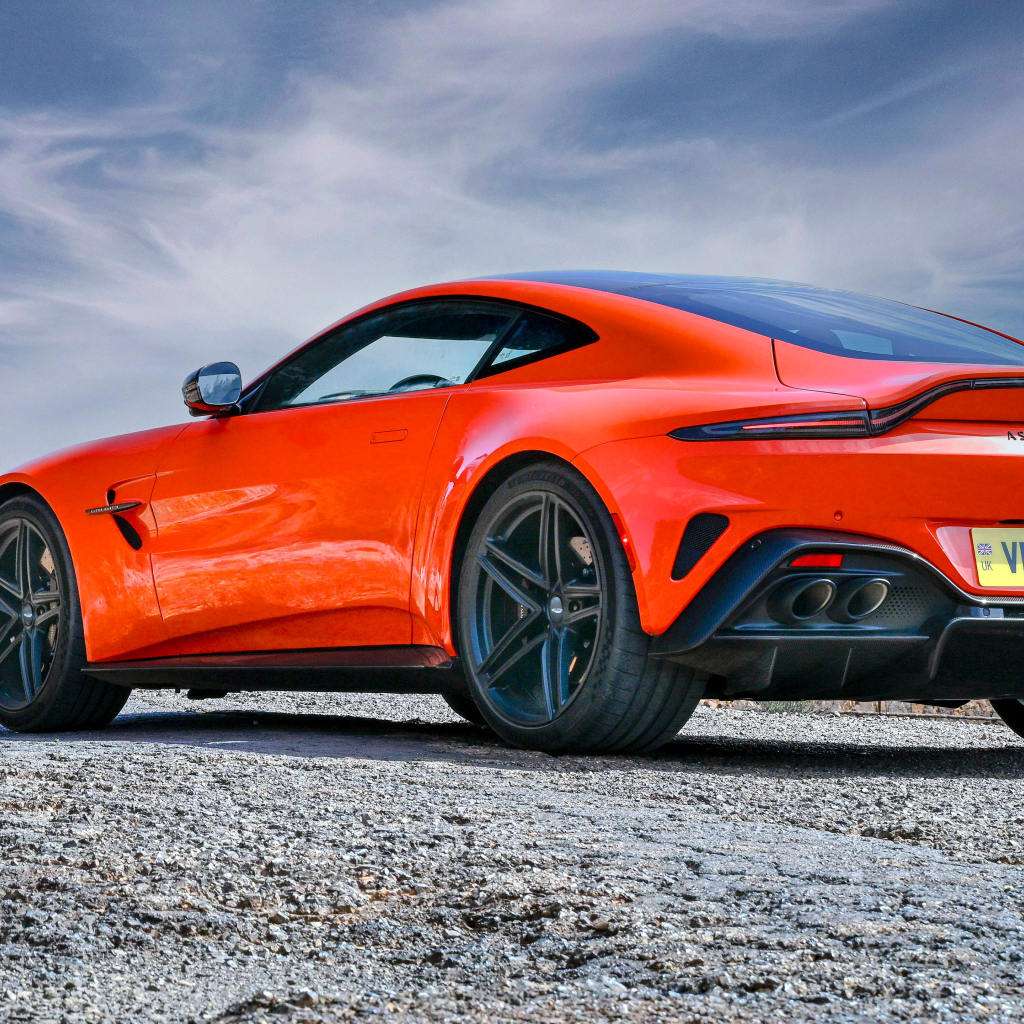 Вид сзади на красный автомобиль Aston Martin Vantage 2025 года