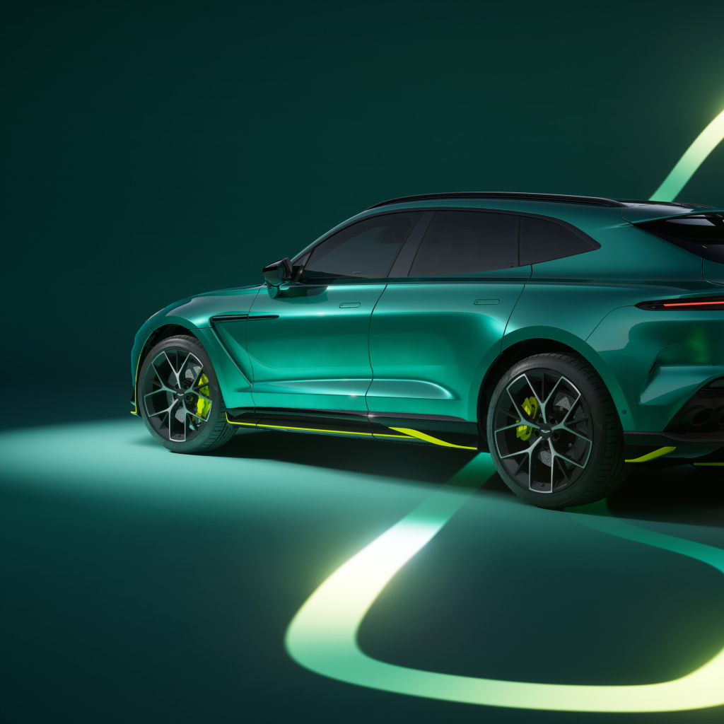 Вид сбоку на зеленый автомобиль Aston Martin DBX707 AMR24