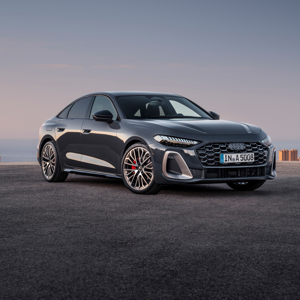 Автомобиль Audi A5 TFSI quattro S line 2024 года на фоне океана