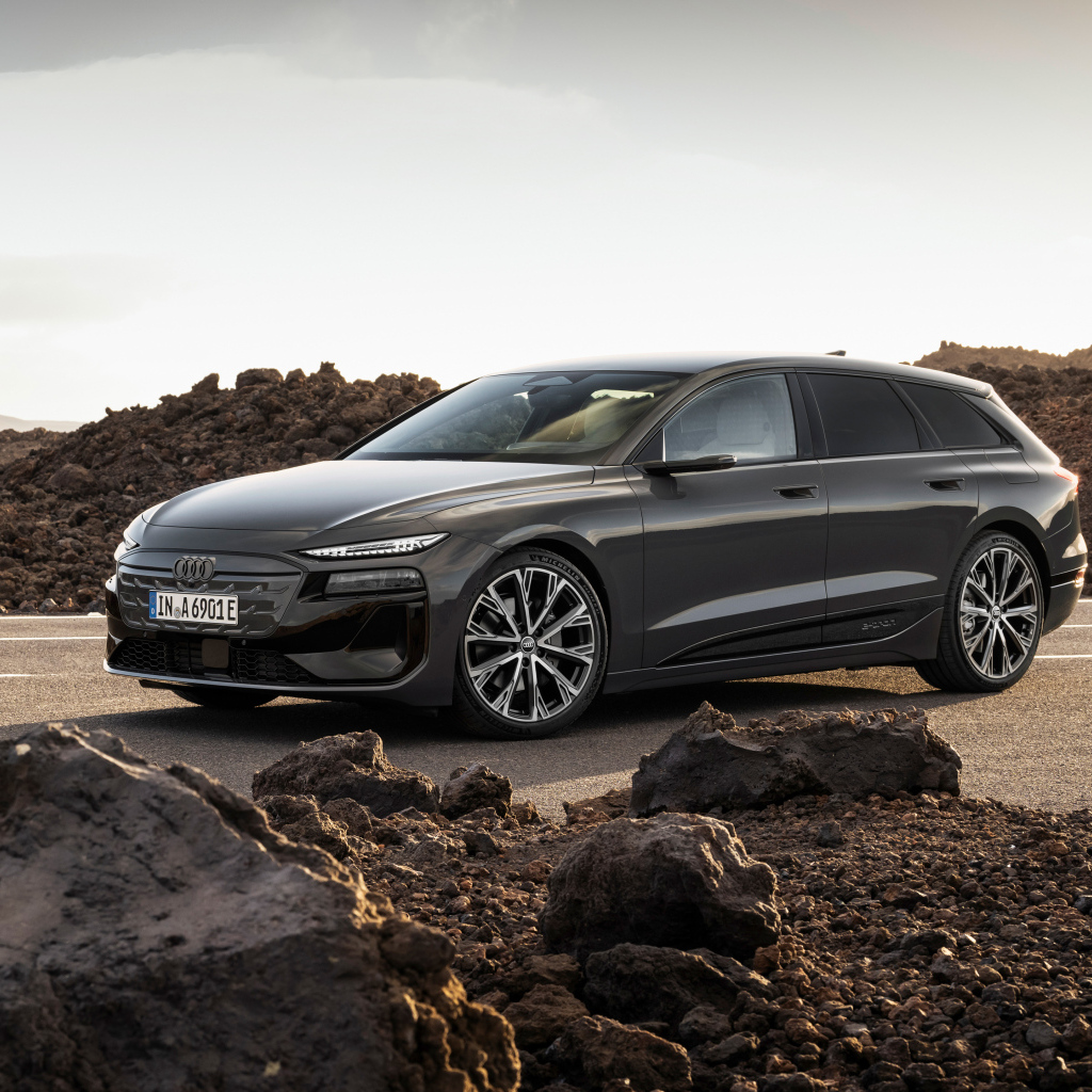 Автомобиль Audi A6 Avant e-tron S line 2024 года на дороге с камнями