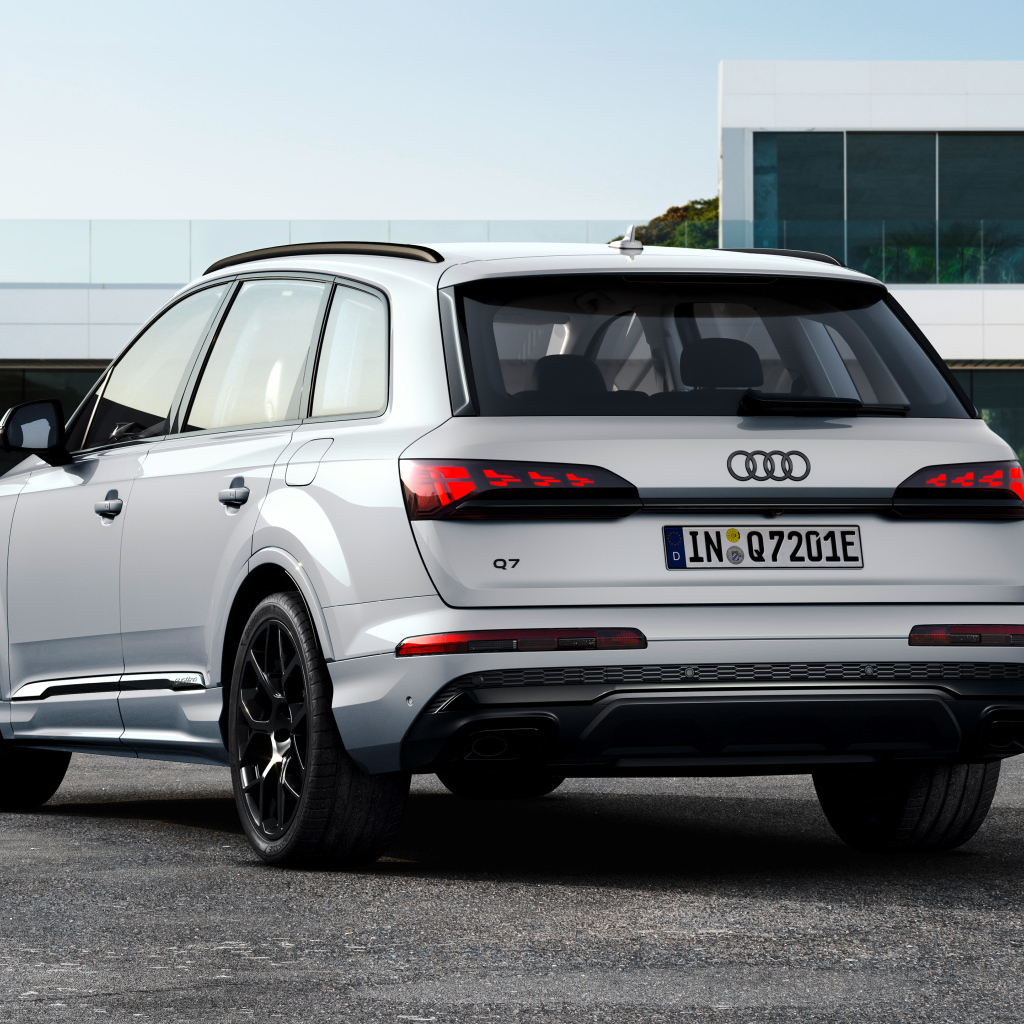 Вид сзади на автомобиль Audi Q7 55 TFSI E Quattro 2024 года