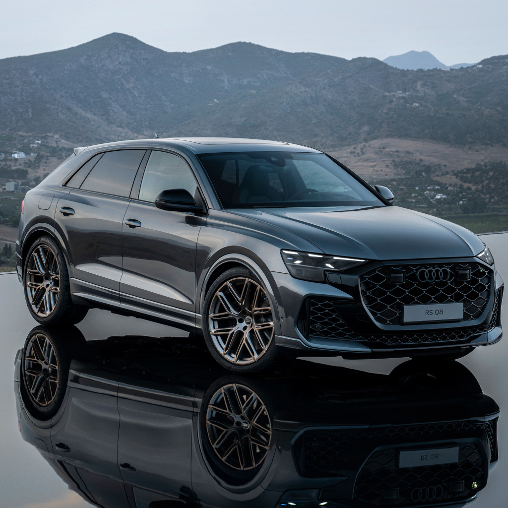 Автомобиль Audi RS Q8 2024 года