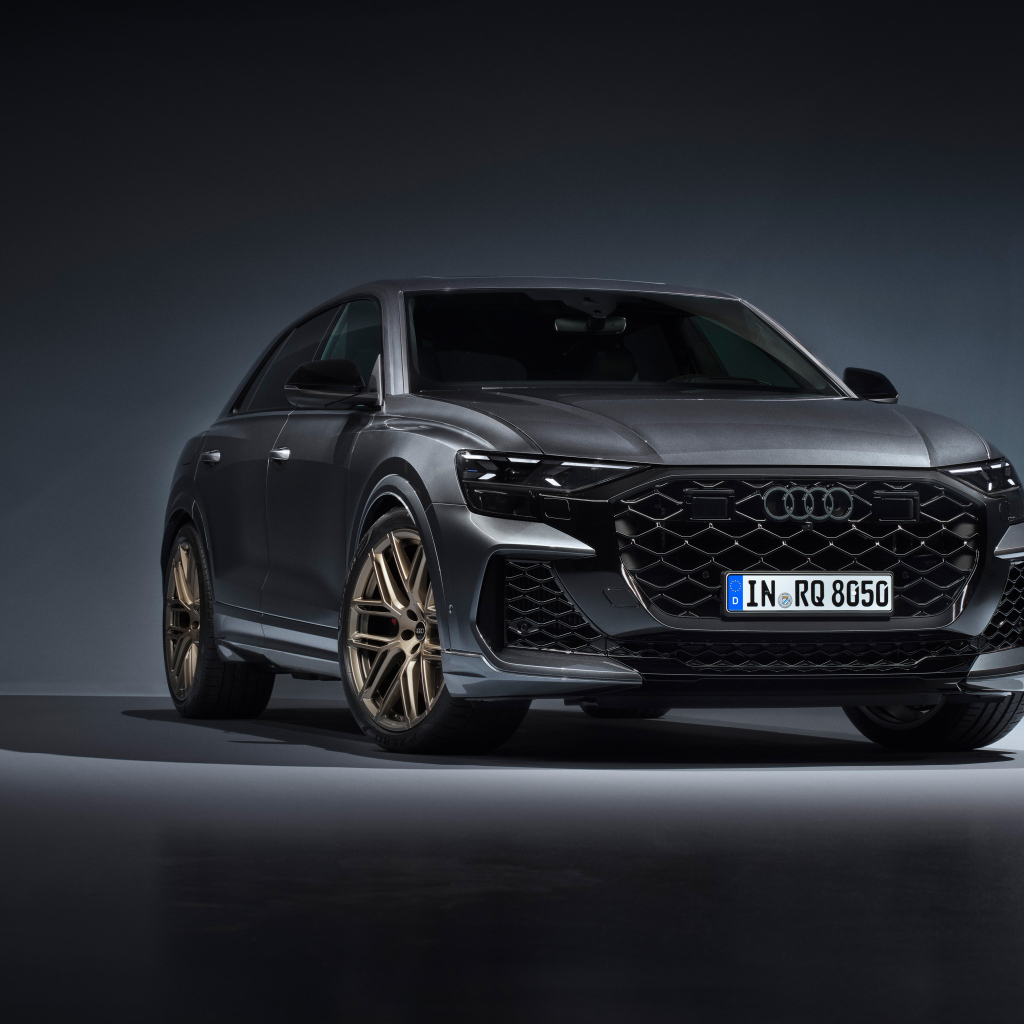 Автомобиль Audi RS Q8 2024 года на сером фоне