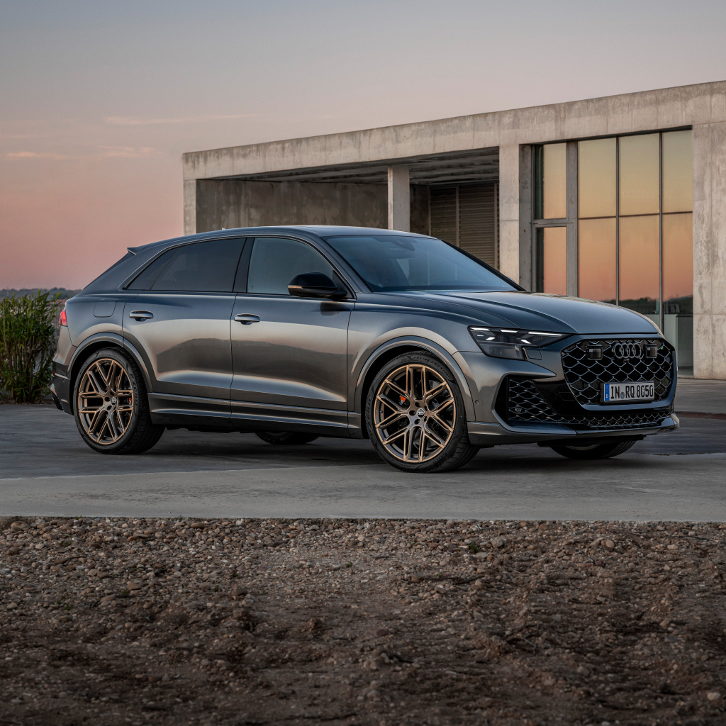 Автомобиль Audi RS Q8 2024 года у здания
