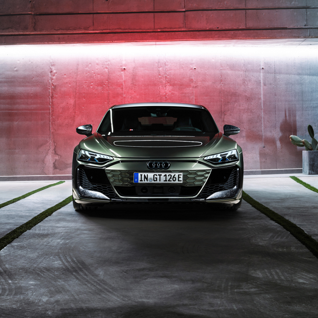Автомобиль Audi RS e-tron GT performance 2024 года вид спереди