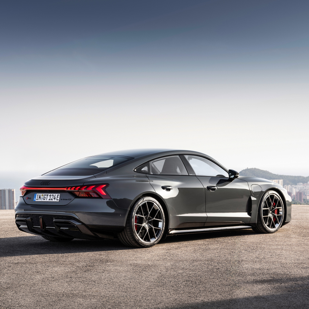 Автомобиль Audi RS e-tron GT 2024 года вид сзади