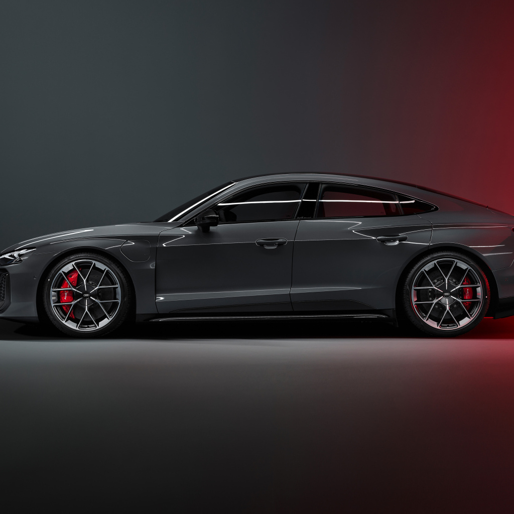Автомобиль Audi RS e-tron GT 2024 года вид сбоку
