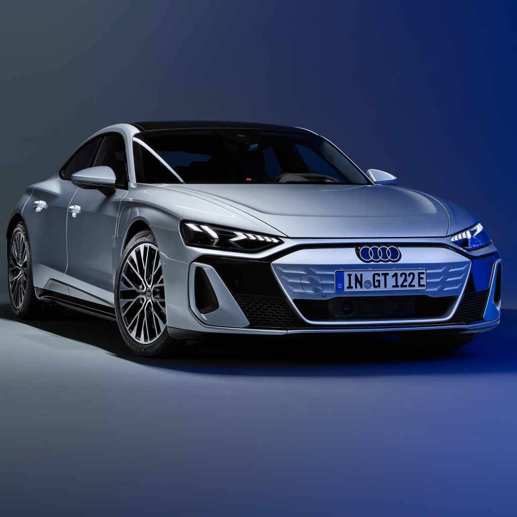 Автомобиль Audi S e-tron GT 2024 года на сером фоне