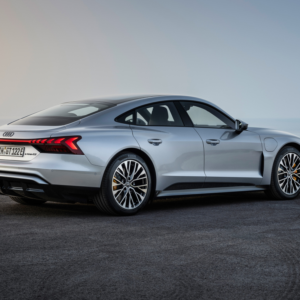 Вид сзади на автомобиль Audi S e-tron GT 2024 года