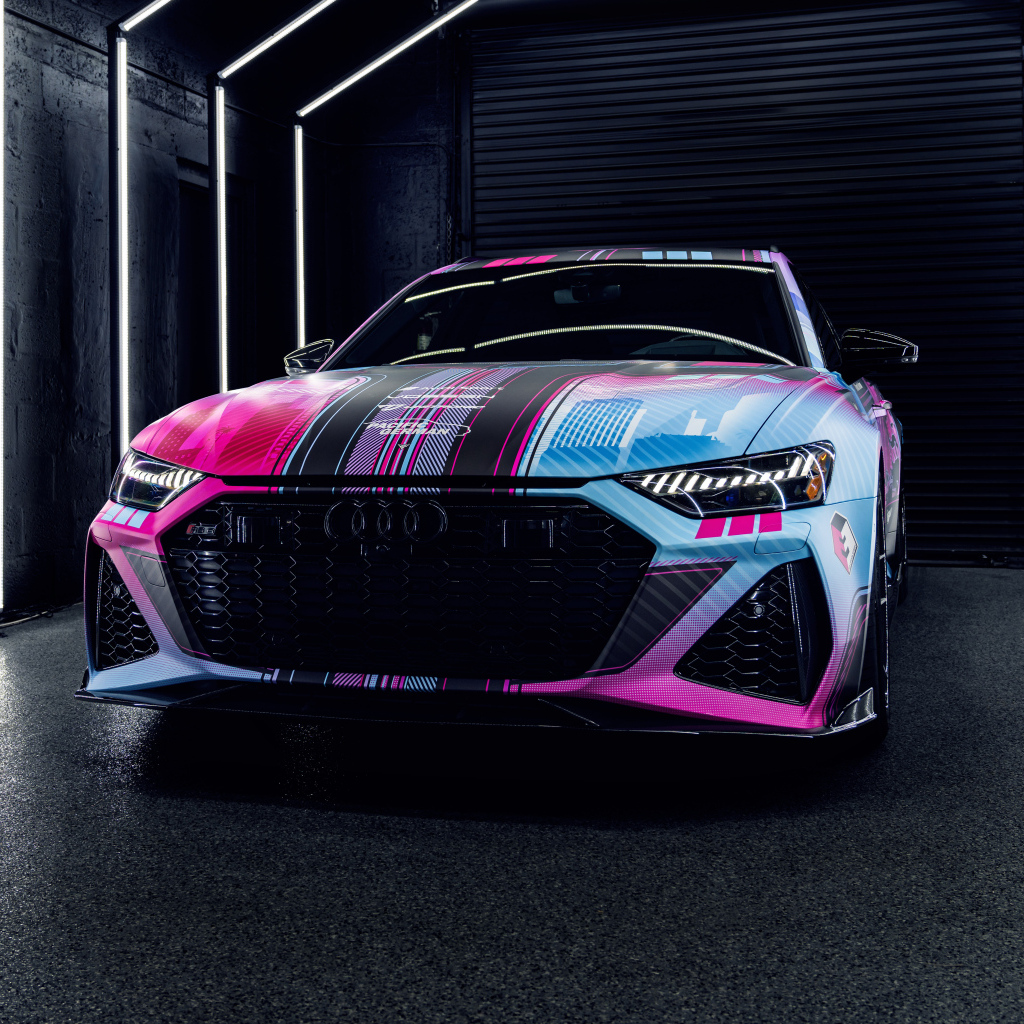 Автомобиль Audi RS6  на зарядке