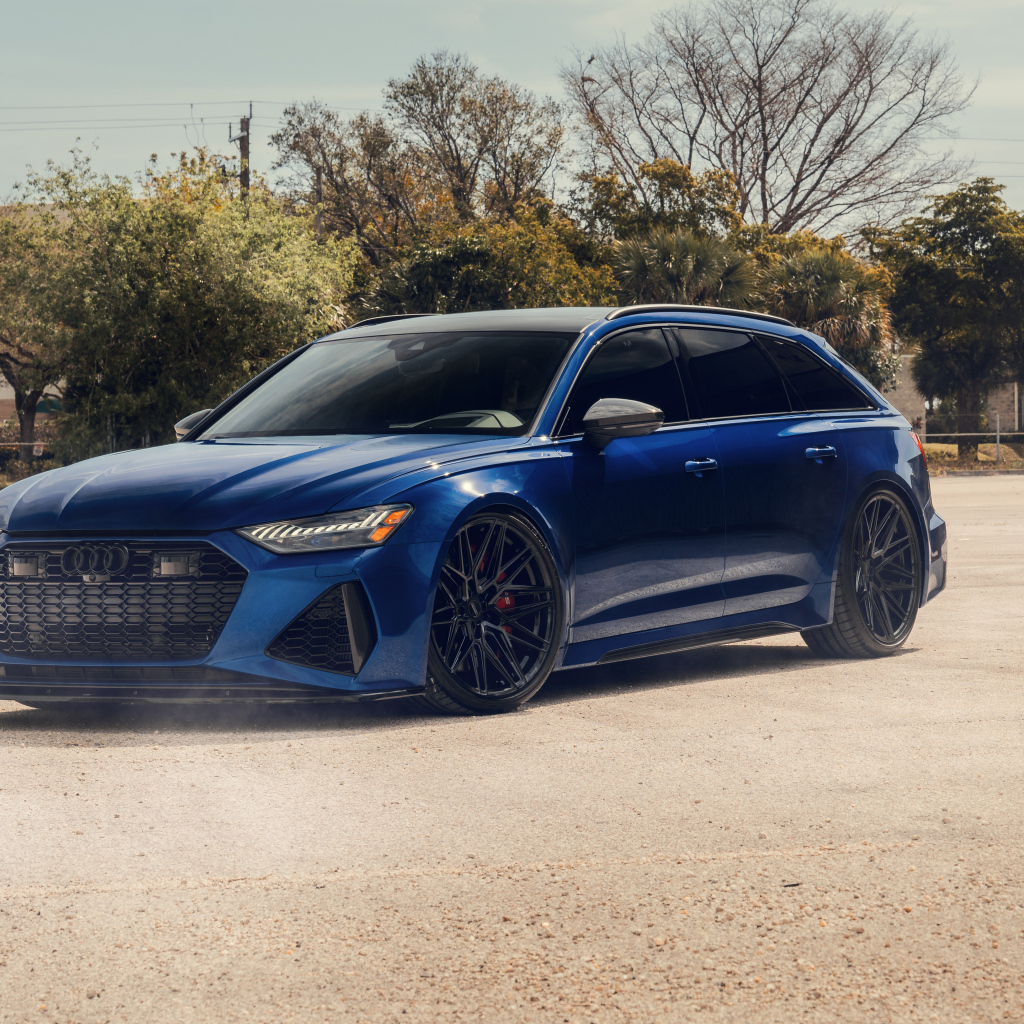 Синий автомобиль Audi RS6 Avant