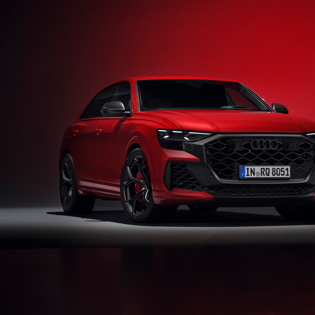 Вид спереди на красный автомобиль Audi RS Q8 performance 2024 года