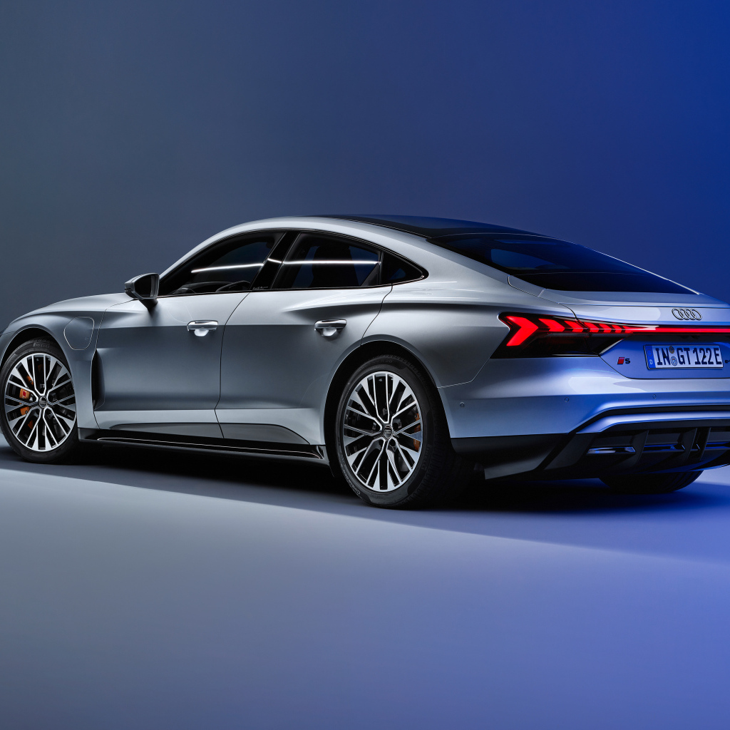 Вид сзади на серебристый автомобиль Audi S e-tron GT 2024 года