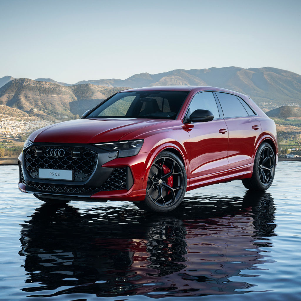 Красный Audi RS Q8 performance 2024 года в воде