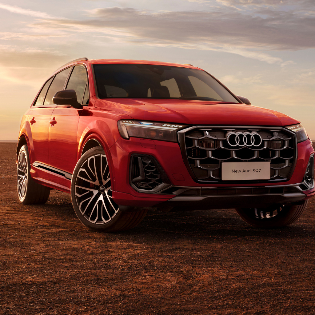 Красный Audi SQ7 TFSI 2024 года на фоне неба