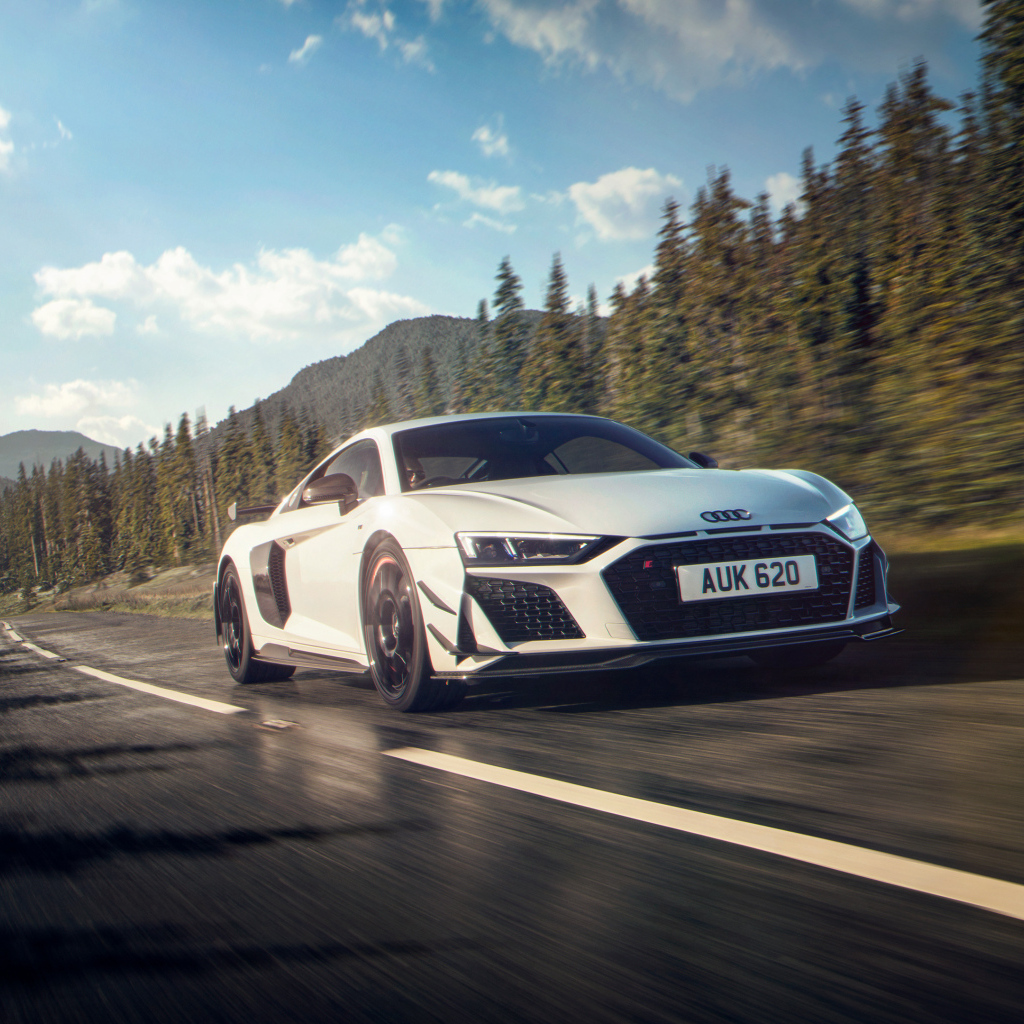 Белый автомобиль Audi R8 coupé V10 GT