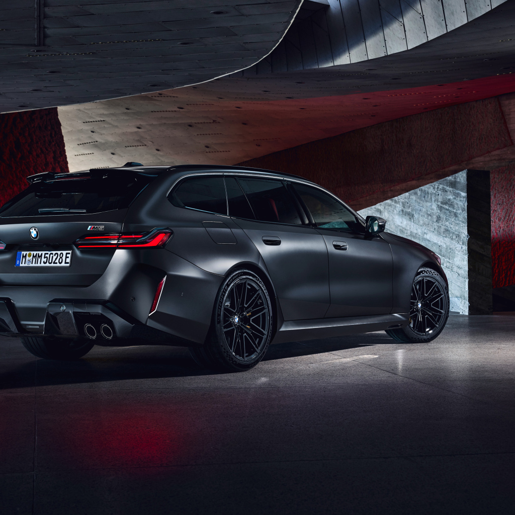 Автомобиль BMW M5 Touring 2024 года вид сзади
