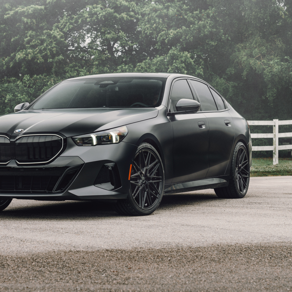 Черный автомобиль BMW 530i Matte