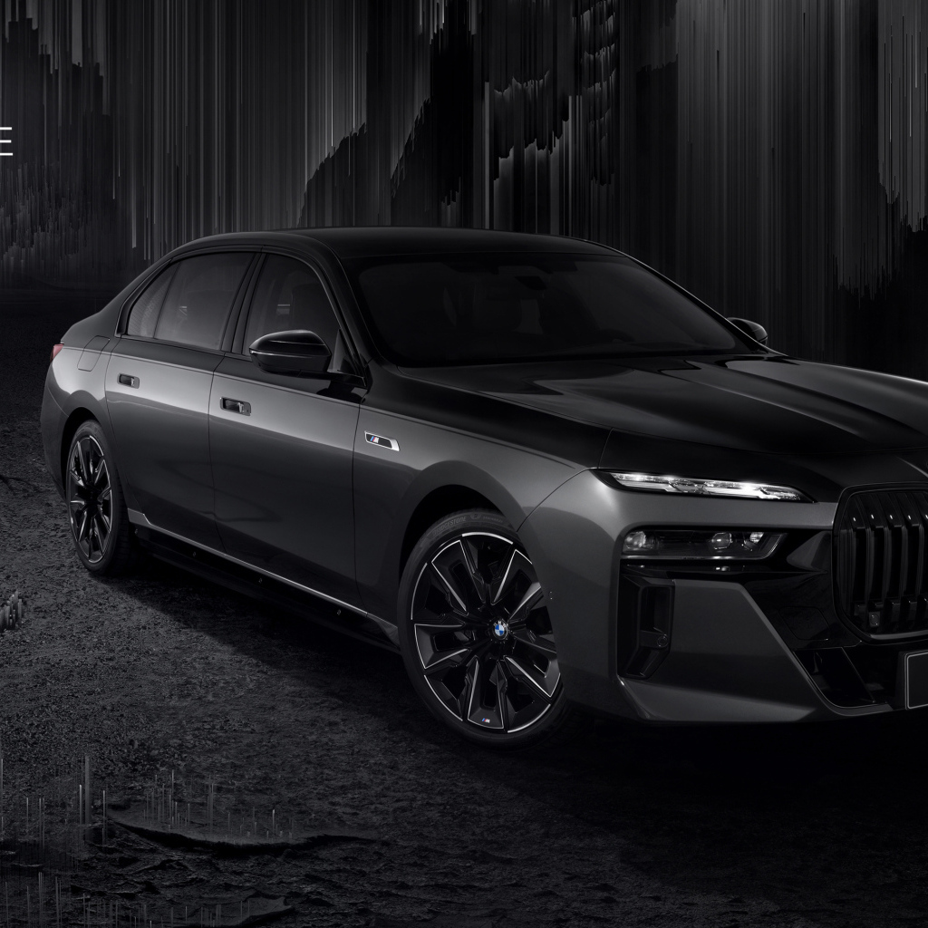 Черный автомобиль BMW i7