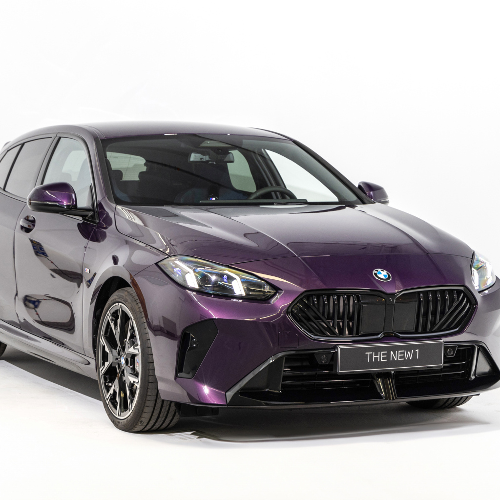 Фиолетовый автомобиль BMW 120d M Sport 2025 года