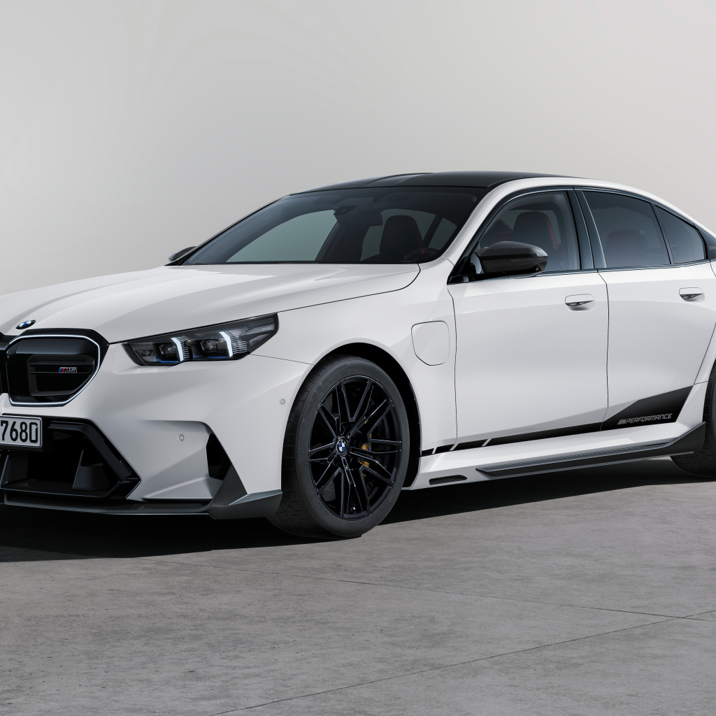 Белый автомобиль BMW M5 M  вид спереди