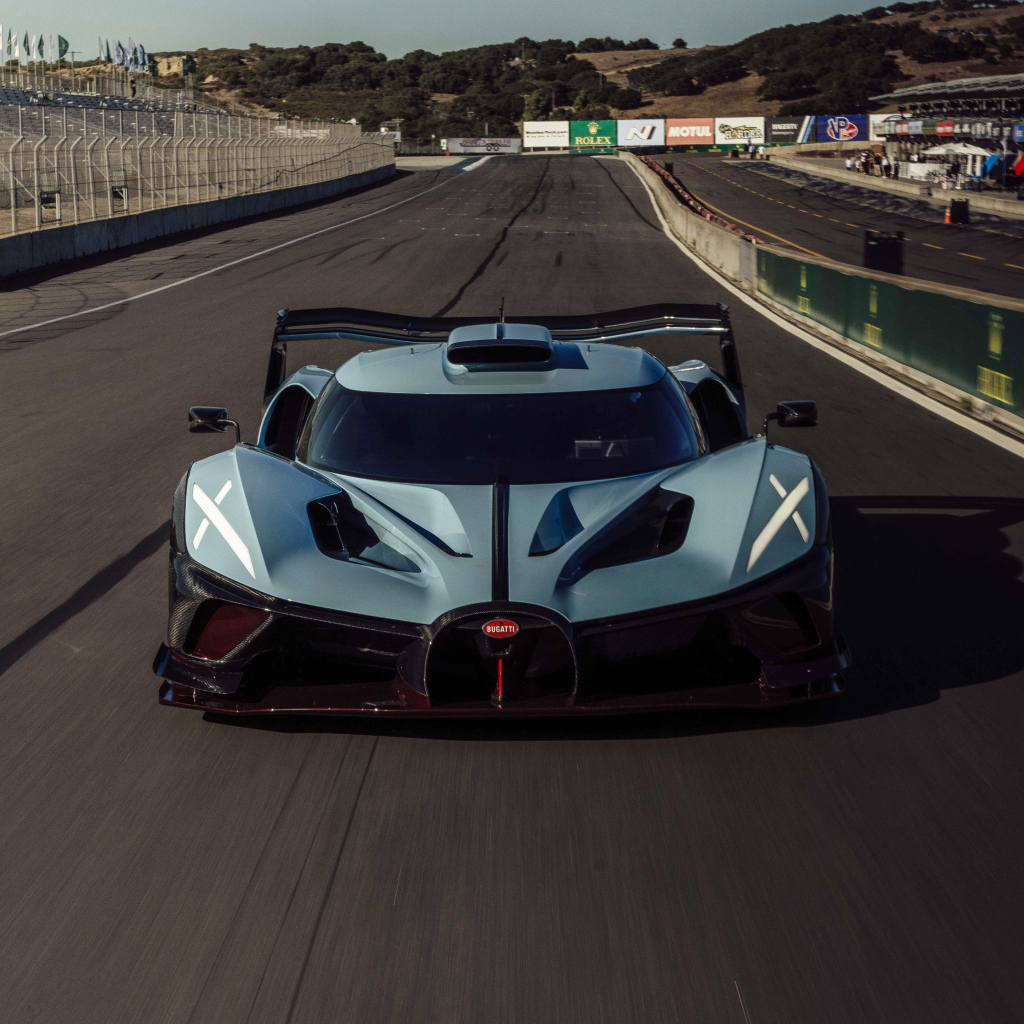 Гоночный Bugatti Bolide 100-year Anniversary Edition 2024 года на трассе