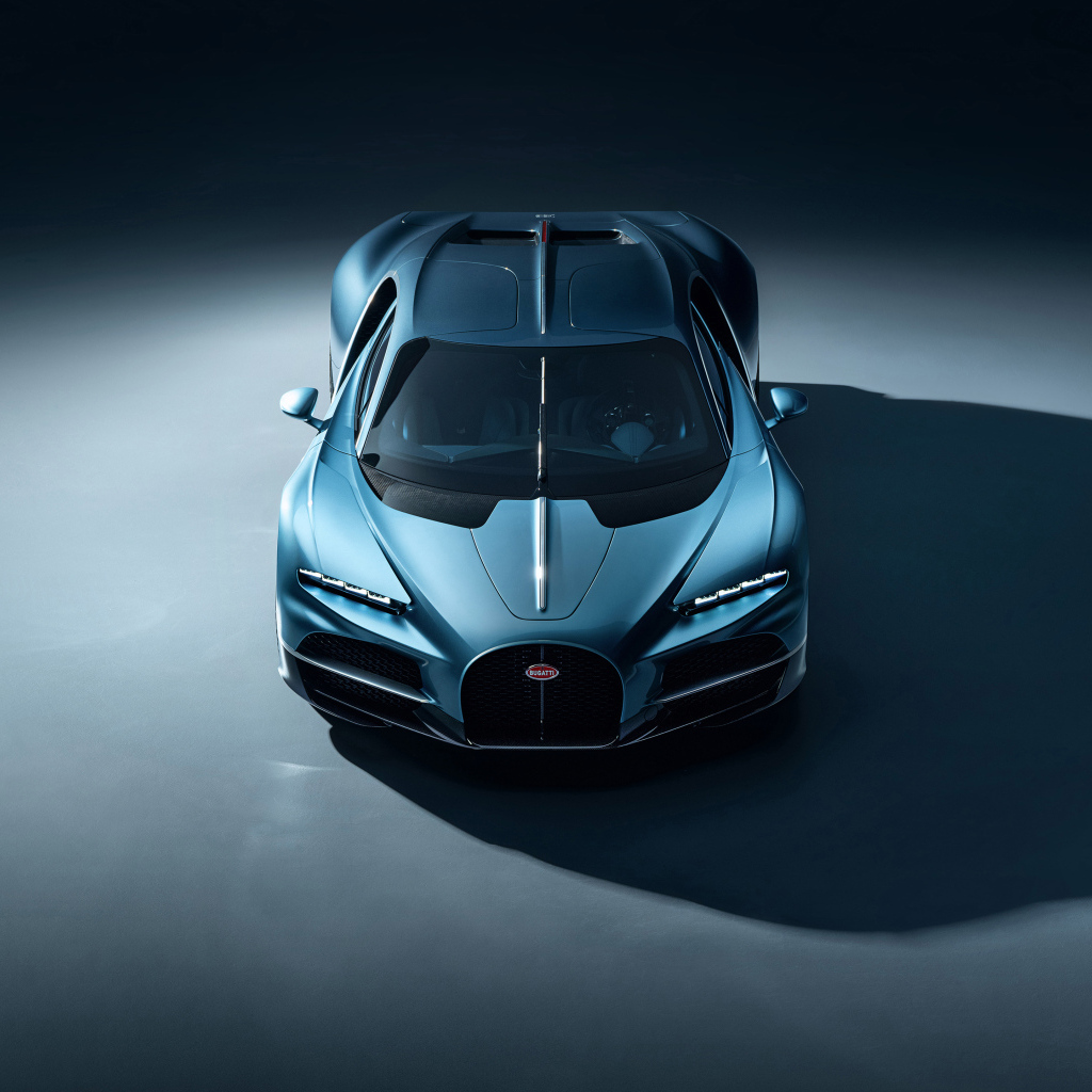 Автомобиль Bugatti Tourbillon 2024 года на сером фоне