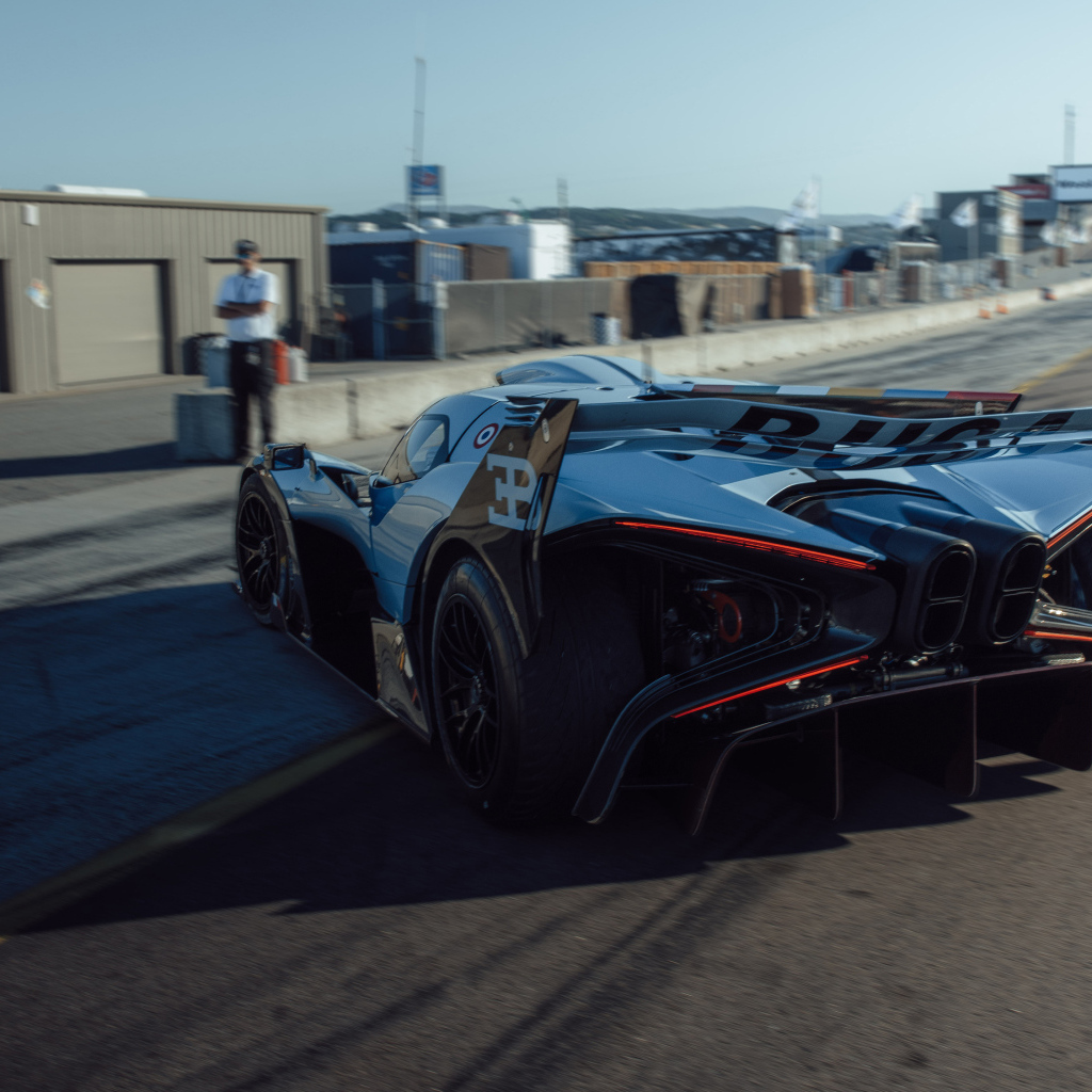 Вид сзади на гоночный автомобиль Bugatti Bolide 100-year Anniversary Edition 2024 года