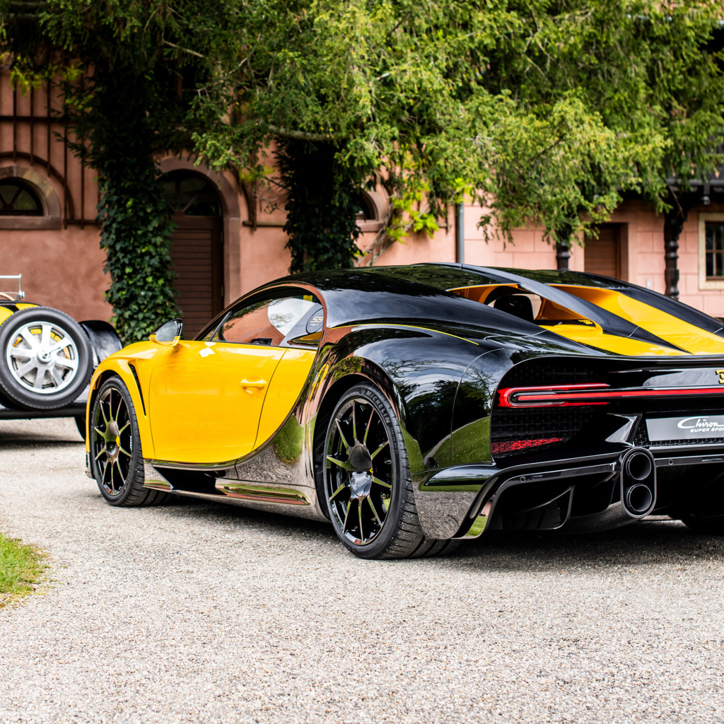 Вид сзади на спорткар Bugatti Type 55 Roadster Bugatti Chiron Super Sport 55 One Of One