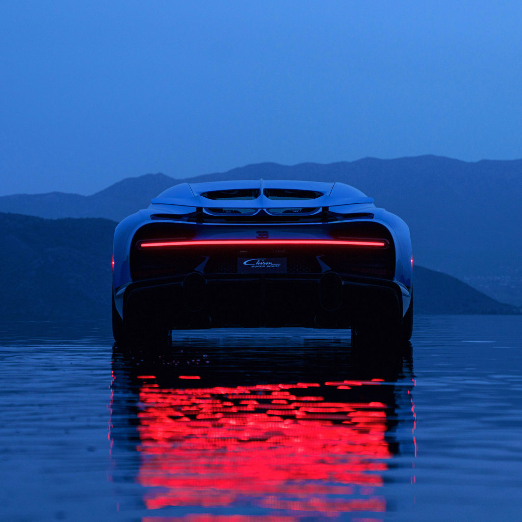 Вид сзади на автомобиль Bugatti Unveils Chiron LUltime