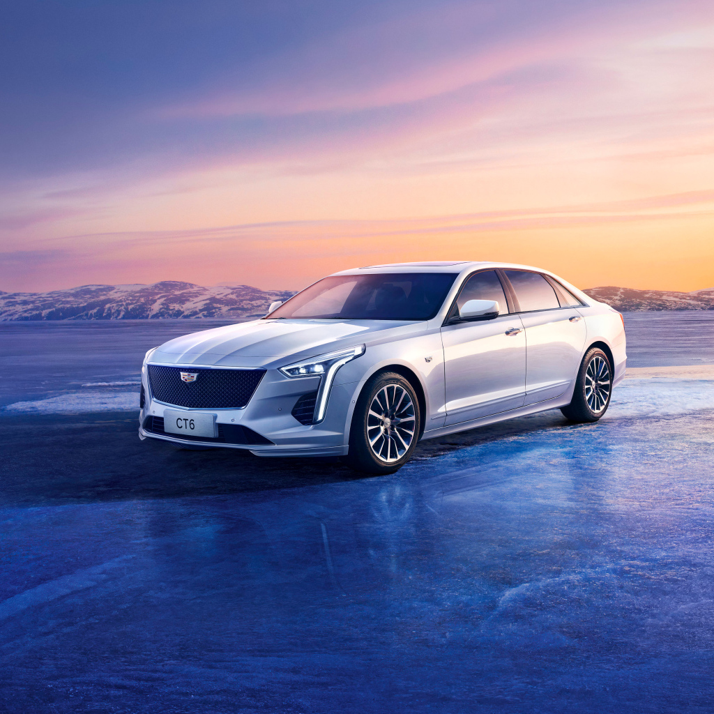 Автомобиль Cadillac CT6 Platinum на фоне красивого неба
