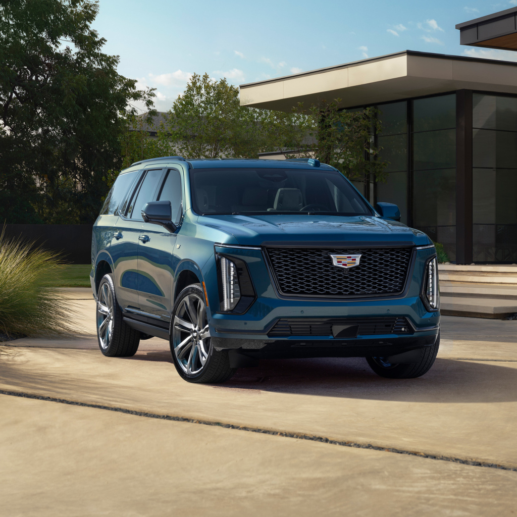 Большой Cadillac Escalade 2025 года вид спереди