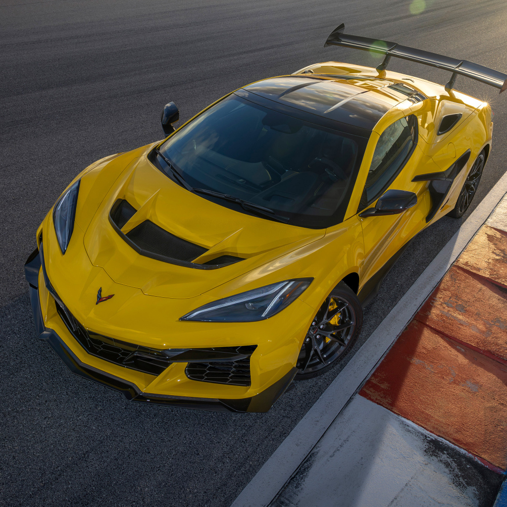 Желтый спортивный автомобиль Chevrolet Corvette ZR1 Coupe ZTK Package 2025 года