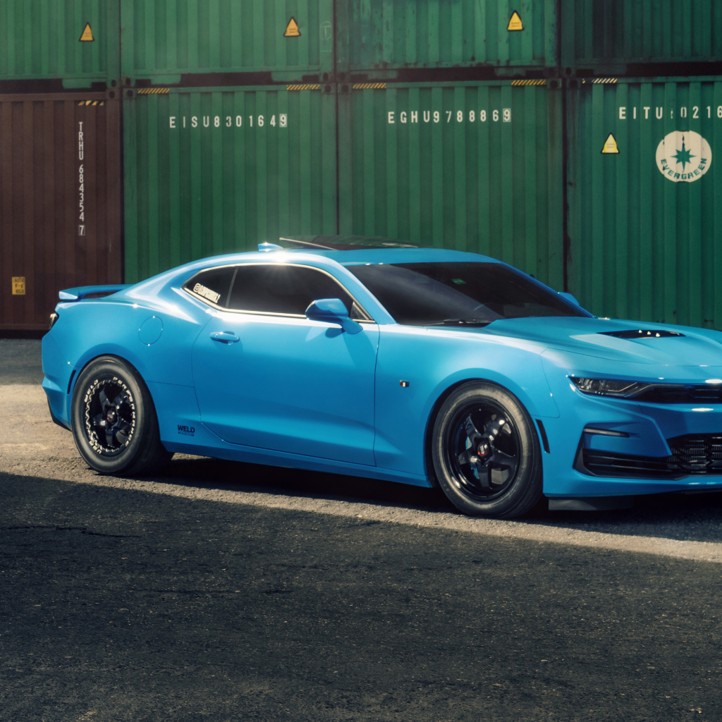 Автомобиль Chevy Camaro голубого цвета