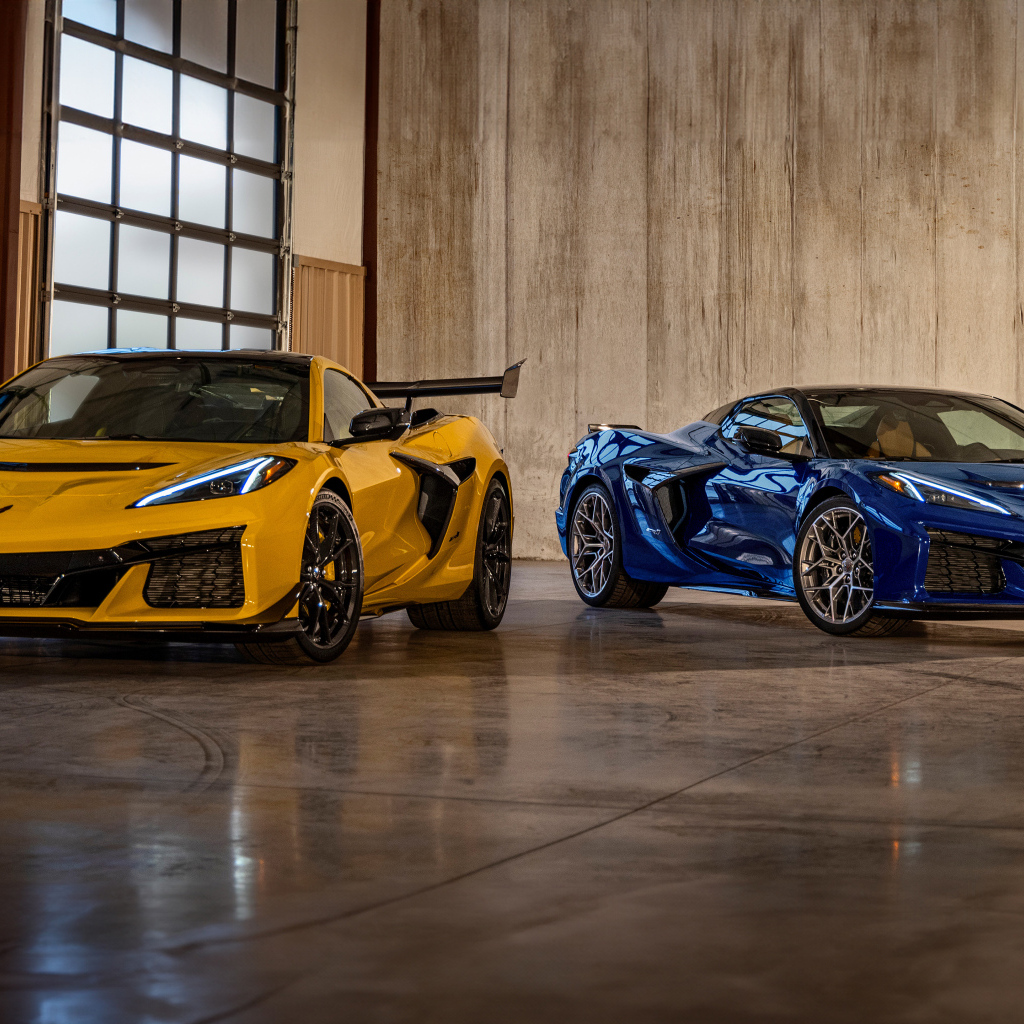 Два автомобиля Chevrolet Corvette ZR1, 2025 года