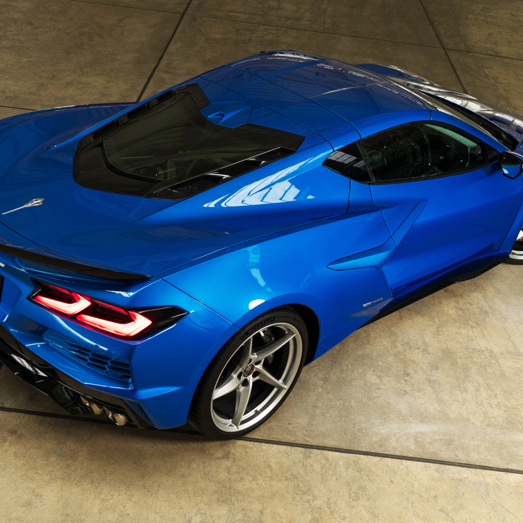 Вид сзади на синий автомобиль Chevrolet Corvette E-Ray 2024 года