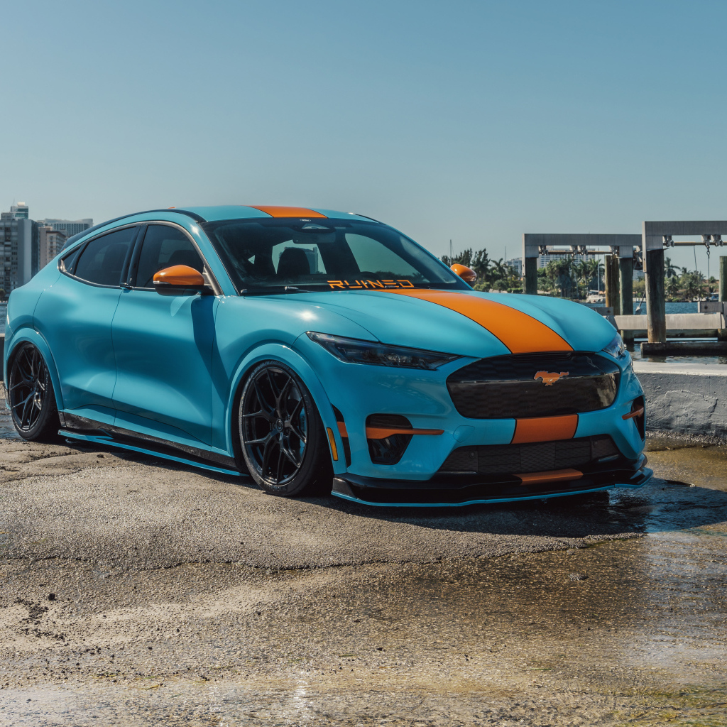 Синий автомобиль Ford Mustang Mach E