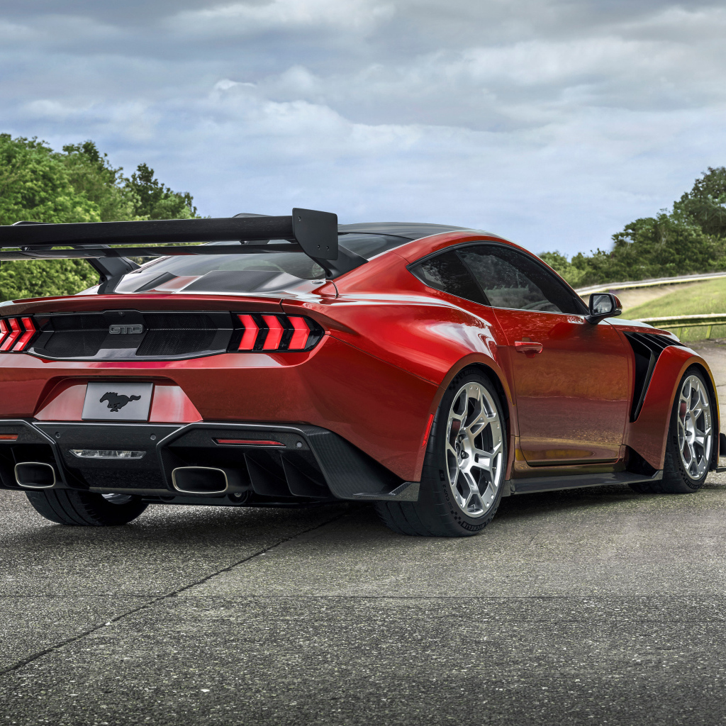 Вид сзади на красный автомобиль Ford Mustang GTD Performance Pack 2025 года