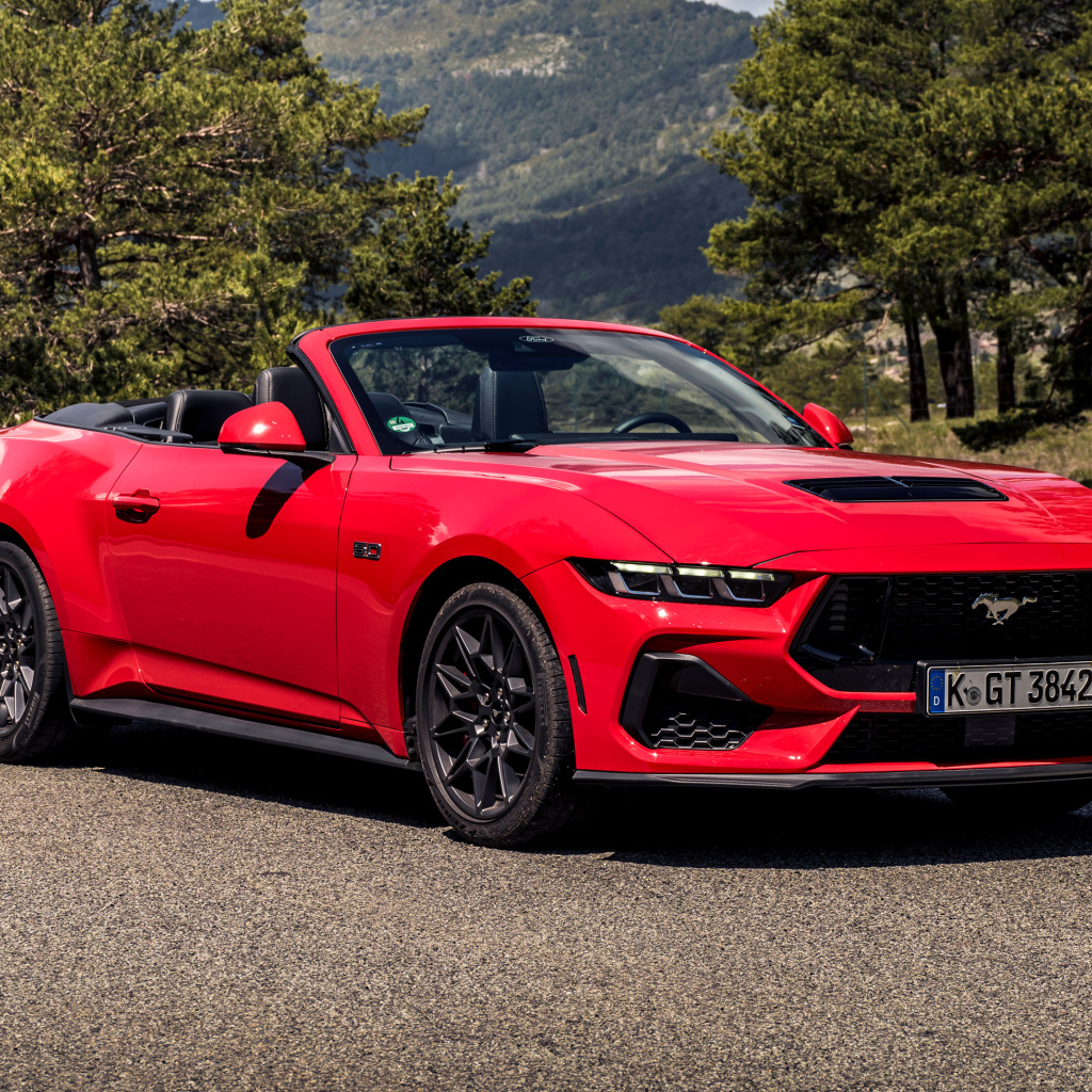 Красный кабриолет Ford Mustang GT Convertible 2024 года