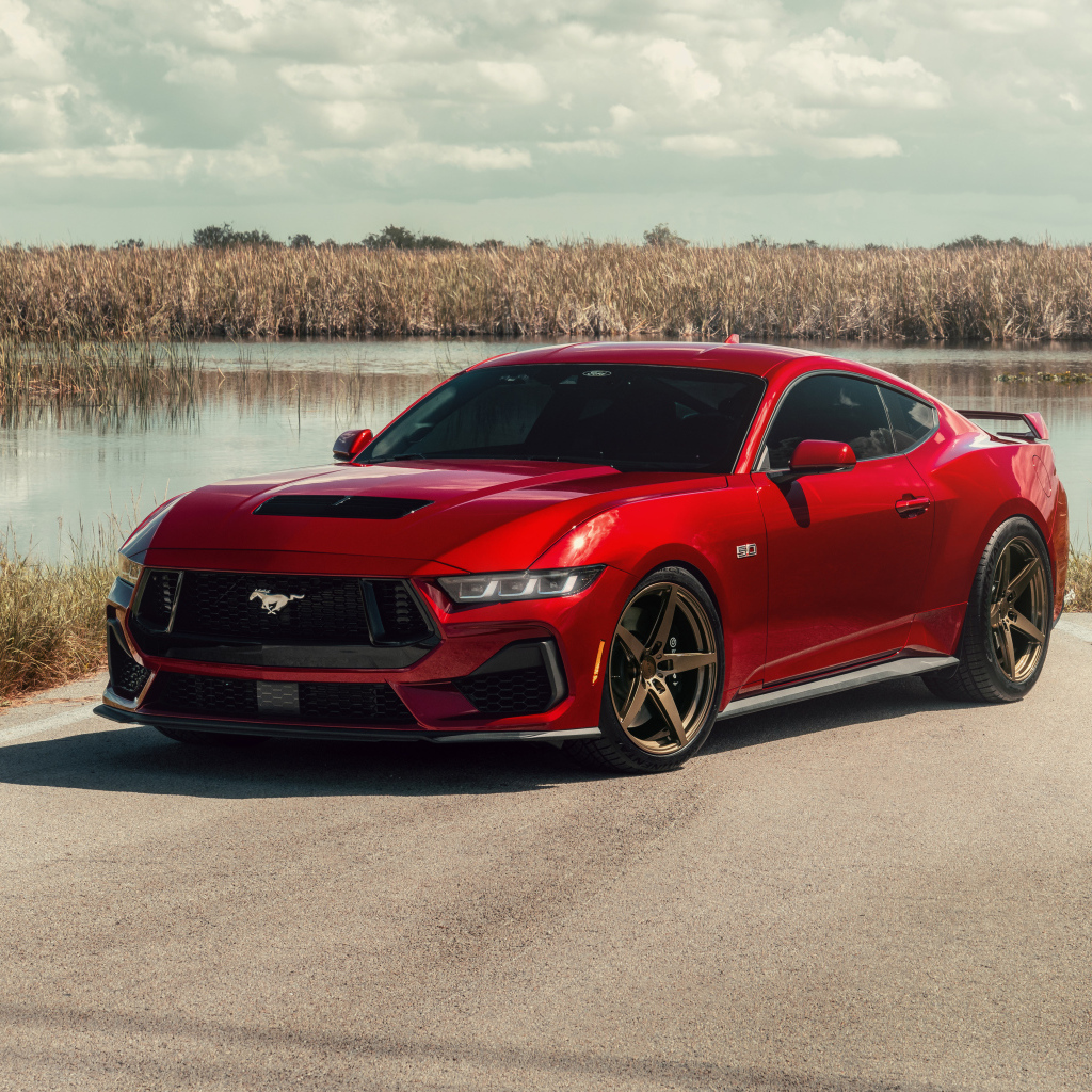 Красный Ford Mustang S650 у воды