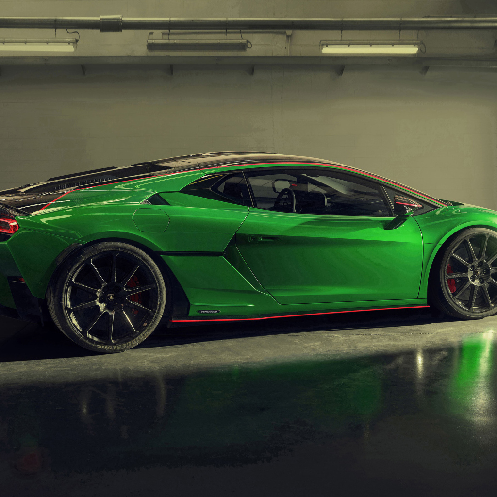 Зеленый автомобиль Lamborghini Temerario Alleggerita 2024 года вид сбоку