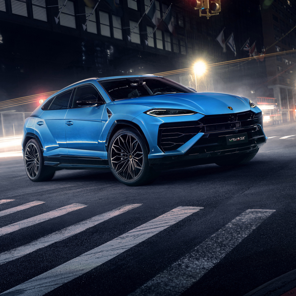 Автомобиль Lamborghini Urus SE 2024 года на улице ночью