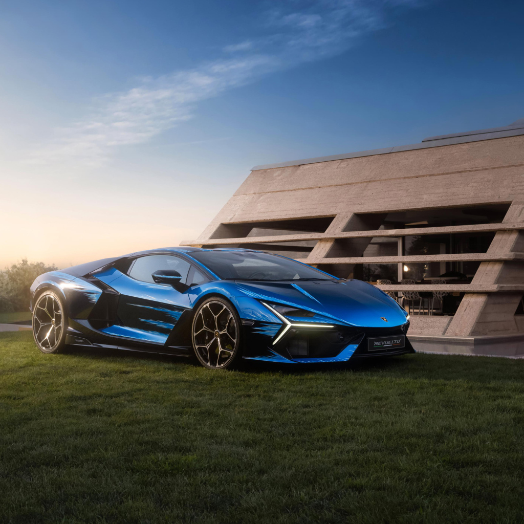 Синий спорткар Lamborghini Revuelto Opera Unica 2024 года