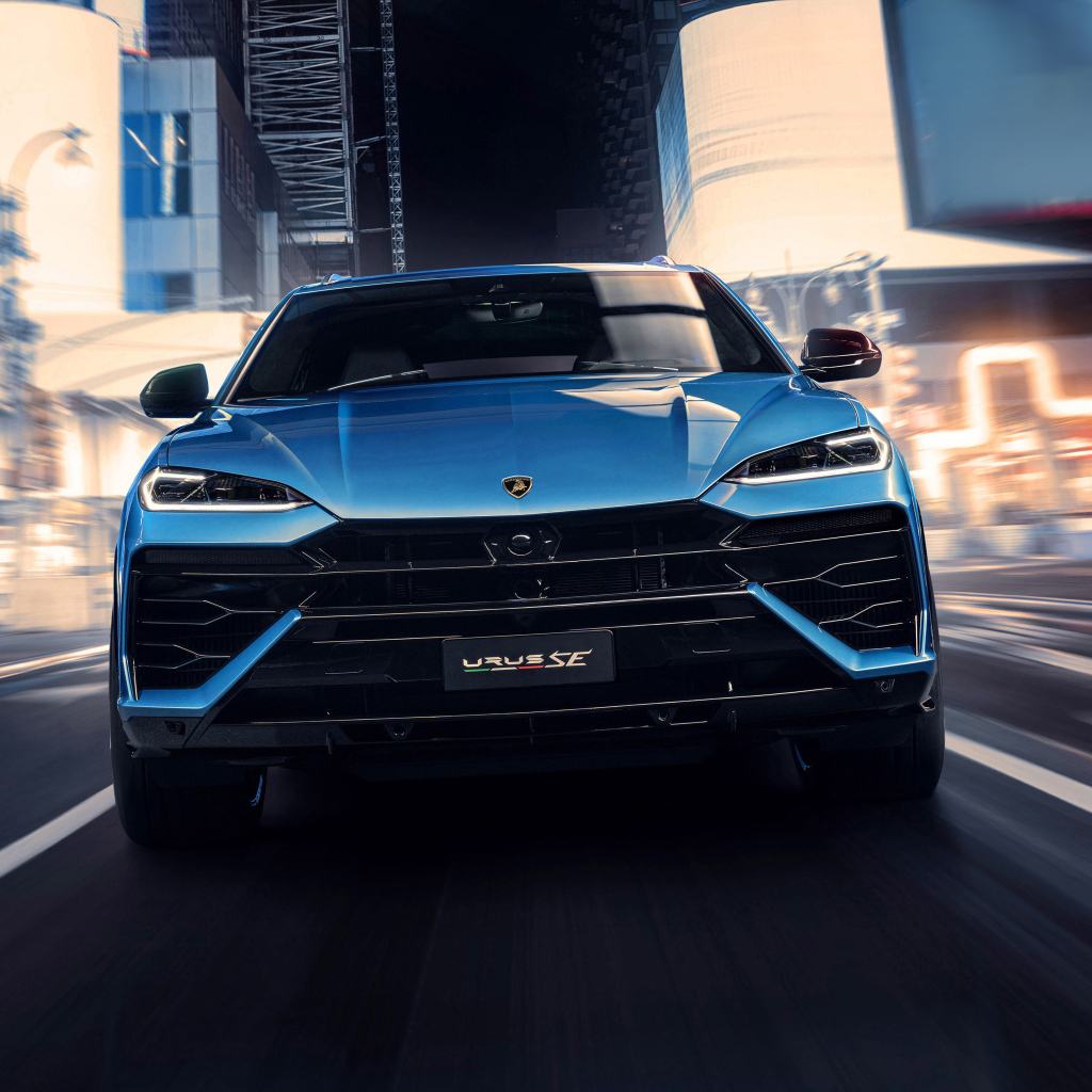 Вид спереди на синий внедорожник Lamborghini Urus SE