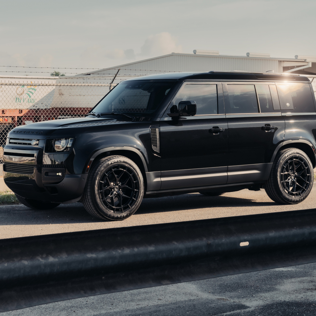 Большой черный Land Rover Defender