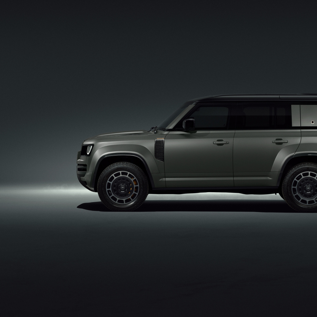 Вид сбоку на автомобиль Land Rover Defender OCTA Edition One