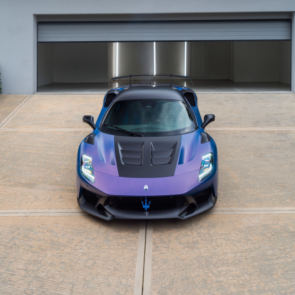 Автомобиль Maserati GT2 Stradale 2024 года у гаража