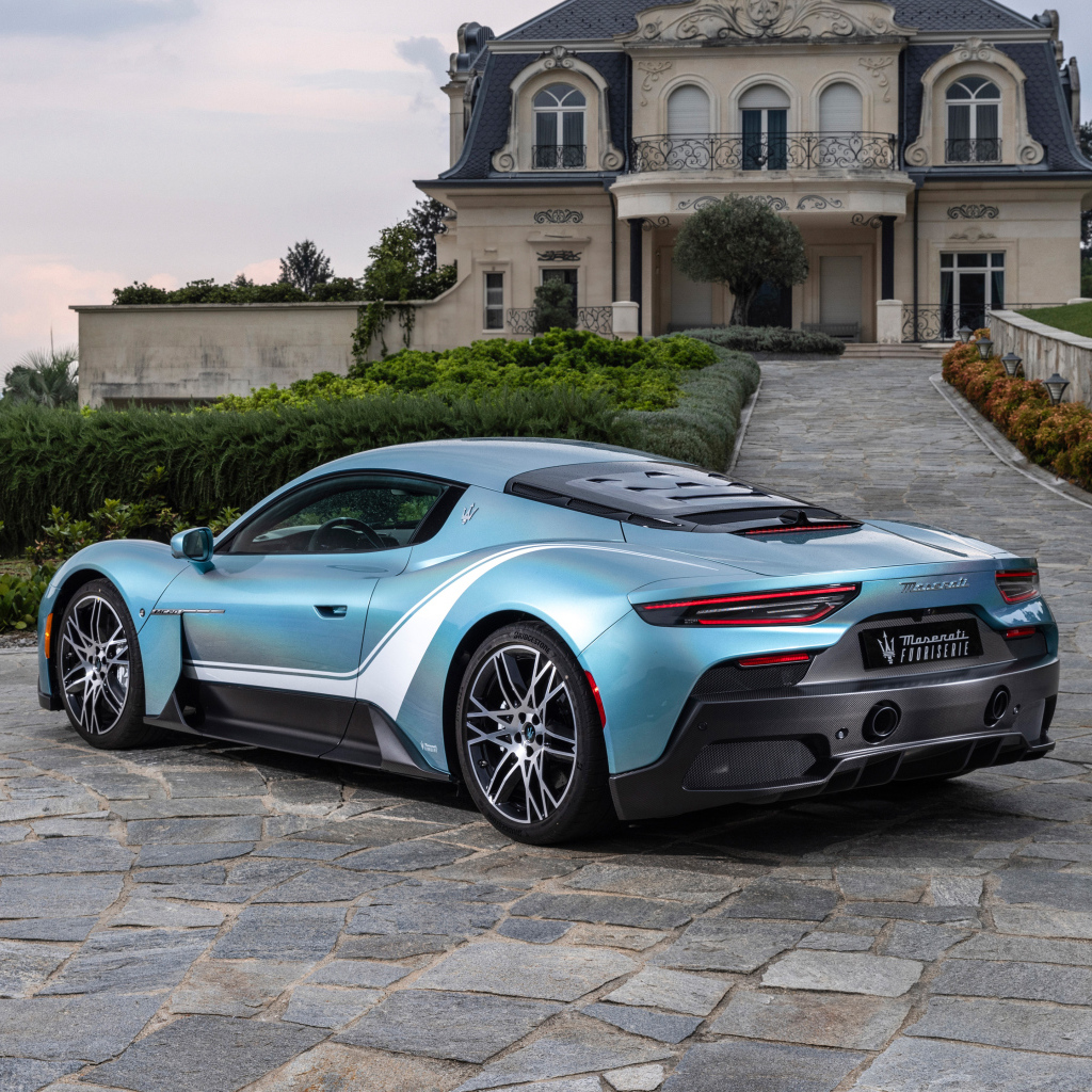 Вид сзади на автомобиль Maserati MC20 Iris 2024 года